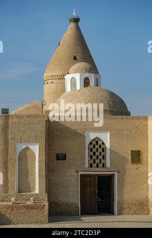 Buchara, Usbekistan - 10. Dezember 2023: Das Chashma Ayub Mausoleum befindet sich in der Nähe des Zentralbasars in Buchara, Usbekistan. Stockfoto