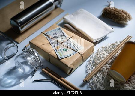 Umweltfreundliche Alltagsgegenstände und Sonnenlicht auf dem Boden Stockfoto