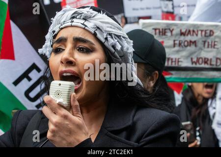 London, Großbritannien. Dezember 2023. Pro-palästinensische Aktivisten treffen sich in London zu einem Nationalmarsch für Palästina, um einen dauerhaften Waffenstillstand in Gaza zu fordern. Der marsch nach Westminster wurde von der Palästinensischen Solidaritätskampagne, der Stop the war Coalition, den Friends of Al-Aqsa, der Muslimischen Vereinigung Großbritanniens, dem Palästinensischen Forum in Großbritannien und der CND organisiert. Quelle: Mark Kerrison/Alamy Live News Stockfoto