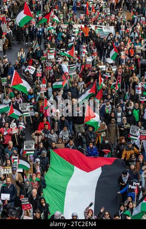 London, Großbritannien. Dezember 2023. Zehntausende pro-palästinensische Aktivisten nehmen an einem Nationalmarsch für Palästina Teil, um einen dauerhaften Waffenstillstand in Gaza zu fordern. Der marsch von London nach Westminster wurde von der Palästinensischen Solidaritätskampagne, der Stop the war Coalition, den Friends of Al-Aqsa, der Muslimischen Vereinigung Großbritanniens, dem Palästinensischen Forum in Großbritannien und der CND organisiert. Quelle: Mark Kerrison/Alamy Live News Stockfoto