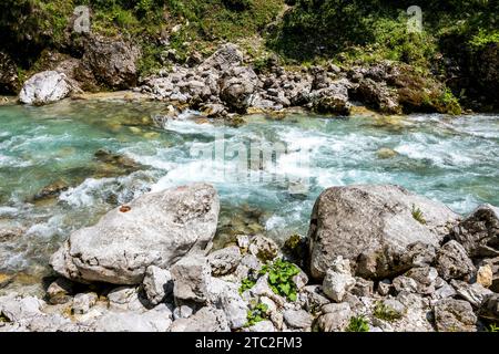 Wilde Landschaft des kristallklaren Soca Flusses, einer der schönsten und klarsten europäischen Flüsse, der durch die slowenischen Alpen fließt Stockfoto