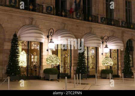 Paris, Frankreich. Dezember 10. 2023. 5-Sterne-Hotel am Place Vendome. Berühmtes Luxushotel The Ritz. Stockfoto