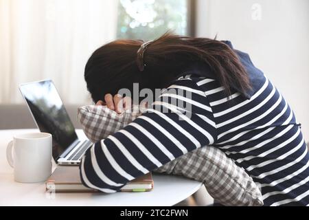 Eine Frau, die mittags auf einem Tisch in einem Café steht Stockfoto