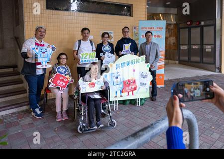 Hongkong, China. Dezember 2023. Leute posieren für ein Gruppenfoto vor einem Wahllokal in Hongkong, Südchina, 10. Dezember 2023. ZU DEN ersten LD Writethru: Voting Starts for HKSAR's 7th District Council Ordinary Election (1. LD Writethru: Voting Starts for HKSAR's 7th District Council Ordinary Election) Credit: Zhu Wei/Xinhua/Alamy Live News Stockfoto