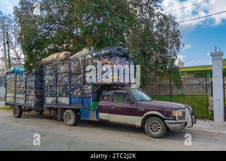 Valladolid, Yucatan, Mexiko, Ein Truck mit komprimierten Plastikflaschen, nur redaktionell. Stockfoto