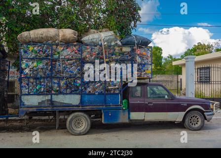 Valladolid, Yucatan, Mexiko, Ein Truck mit komprimierten Plastikflaschen, nur redaktionell. Stockfoto