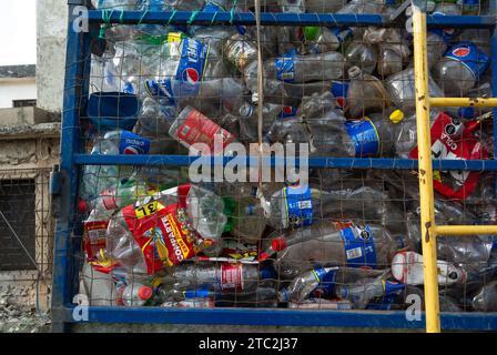 Valladolid, Yucatan, Mexiko, Ein Truck mit komprimierten Plastikflaschen, nur redaktionell. Stockfoto