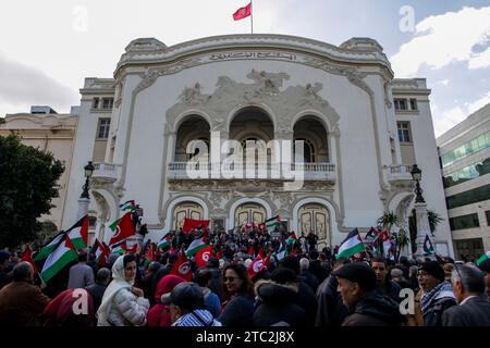 10. Dezember 2023: Tunis, Tunesien. 10. Dezember 2023. Im Zentrum von Tunis findet eine Kundgebung statt, in der die Freilassung politischer Gefangener sowohl in Tunesien als auch in Palästina gefordert wird. Die Teilnehmer schwenkten die palästinensische und die tunesische Flagge während des Protestes, der von der Koalition der Nationalen Heilsfront organisiert wurde (Credit Image: © Hasan mrad/IMAGESLIVE via ZUMA Press Wire) NUR REDAKTIONELLE VERWENDUNG! Nicht für kommerzielle ZWECKE! Stockfoto