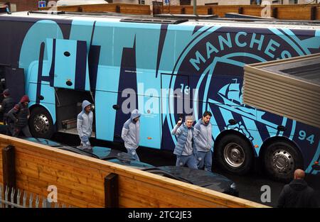 John Stones und Teamkollegen von Manchester City treffen vor dem Spiel der Premier League in der Kenilworth Road in Luton ein. Bilddatum: Sonntag, 10. Dezember 2023. Stockfoto