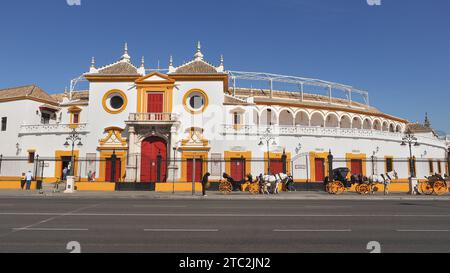 Barocke Hauptfassade der Plaza de toros de la Real Maestranza de Caballería de Sevilla. Eine der bekanntesten Arenen der Welt. Stockfoto