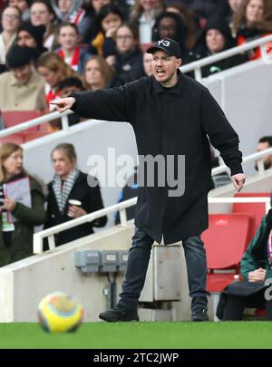 Arsenal-Manager Jonas Eidevall macht beim Spiel der Barclays Women's Super League im Emirates Stadium in London Gesten auf der Touchline. Bilddatum: Sonntag, 10. Dezember 2023. Stockfoto