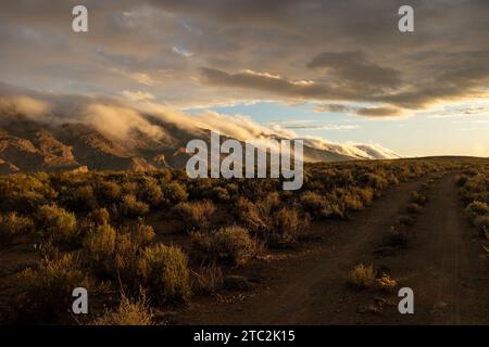 Schotterstraßen auf der Farm Sandrivier genannt Seweweeks Poort Accomodation. Karoo Area in Westkap Südafrika, April 2023 Stockfoto