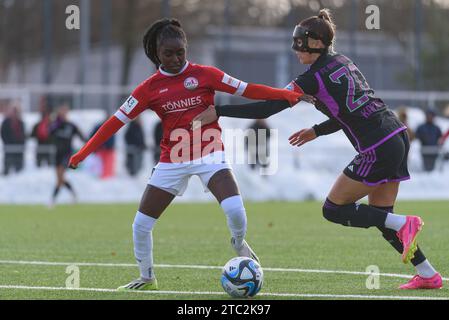 München, Deutschland. Dezember 2023. München, 10. Dezember 2023: Hanna Hamdi (20 FSV Gütersloh 2009) und Jana Kappes (20 FC Bayern München II) während des 2. Frauen-Bundesliga-Spiel zwischen dem FC Bayern München II und dem FSV Guetersloh 2009 auf dem FC Bayern Campus. (Sven Beyrich/SPP) Credit: SPP Sport Press Photo. /Alamy Live News Stockfoto