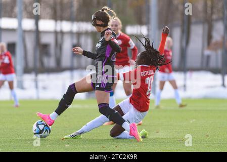 München, Deutschland. Dezember 2023. München, 10. Dezember 2023: Hanna Hamdi (20 FSV Gütersloh 2009) und Jana Kappes (20 FC Bayern München II) während des 2. Frauen-Bundesliga-Spiel zwischen dem FC Bayern München II und dem FSV Guetersloh 2009 auf dem FC Bayern Campus. (Sven Beyrich/SPP) Credit: SPP Sport Press Photo. /Alamy Live News Stockfoto