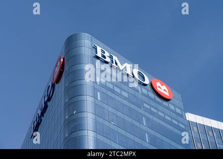 Das BMO Closeup Logo auf dem Gebäude im BMO Tower in Milwaukee, Wisconsin, USA Stockfoto