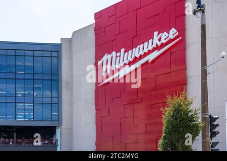 Bürogebäude von Milwaukee Electric Tool in Milwaukee, WI, USA, 3. Mai 2023. Stockfoto