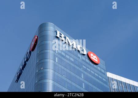 Das BMO Closeup Logo auf dem Gebäude im BMO Tower in Milwaukee, Wisconsin, USA. Stockfoto