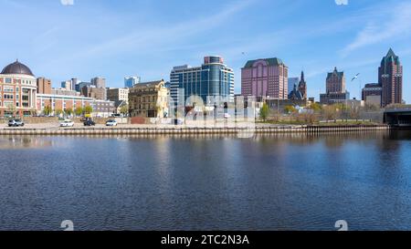 Gebäude entlang des Milwaukee River. Milwaukee, Wisconsin, USA, am 3. Mai 2023. Stockfoto