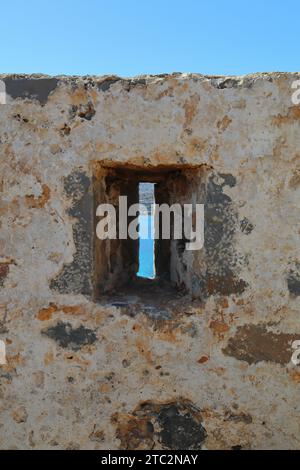 Nahaufnahme eines Pfeilschlitzes auf den befestigten Mauern der Insel Spinalonga, Kreta, Griechenland. Europa. Stockfoto