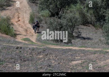 Weibliche Radtouristin in der Wildnis Alentejo, Portugal Modellveröffentlichung verfügbar Stockfoto