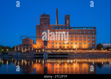 Abendblick auf den sogenannten Innenhafen von Duisburg, Deutschland Stockfoto