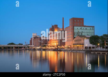 Abendblick auf den sogenannten Innenhafen von Duisburg, Deutschland Stockfoto