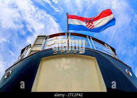 Kroatische Nationalflagge am Heck der Luxusyacht MY Casablanca in Kroatien (Barbara-Kreuzfahrt), Adriakreuzfahrten, schönes kleines Kreuzfahrtschiff Stockfoto