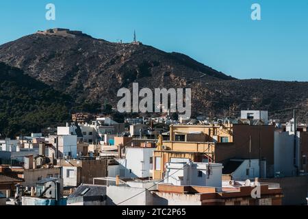 Luftaufnahme der Gebäude und Berge von Cartagena in der Autonomen Gemeinschaft Murcia im Südosten Spaniens Stockfoto