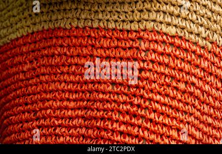 Nahaufnahme eines handgestrickten Bastaborbes Stockfoto