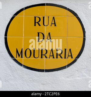 Rua da Mouraria malte Keramikfliesen Straßenschild Old Town, Evora, Alentejo, Portugal Stockfoto