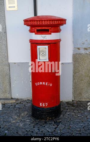 Portugiesische Postdienste, roter Postkasten in Evora, Alentejo, Portugal Stockfoto