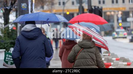 Hamburg, Deutschland. Dezember 2023. Passanten laufen im Nieselregen unter ihren Sonnenschirmen durch das Stadtzentrum. Quelle: Markus Scholz/dpa/Alamy Live News Stockfoto