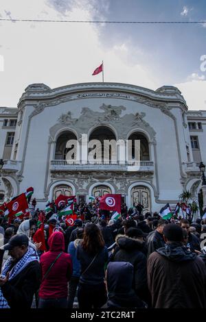 10. Dezember 2023: Tunis, Tunesien. 10. Dezember 2023. Im Zentrum von Tunis findet eine Kundgebung statt, in der die Freilassung politischer Gefangener sowohl in Tunesien als auch in Palästina gefordert wird. Die Teilnehmer schwenkten die palästinensische und die tunesische Flagge während des Protestes, der von der Koalition der Nationalen Heilsfront organisiert wurde (Credit Image: © Hasan mrad/IMAGESLIVE via ZUMA Press Wire) NUR REDAKTIONELLE VERWENDUNG! Nicht für kommerzielle ZWECKE! Stockfoto