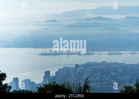 Penang Hills: Das Meisterwerk der Natur in Malaysia, wo üppiges Grün auf atemberaubende Ausblicke trifft und ein ruhiger Zufluchtsort schafft. Stockfoto