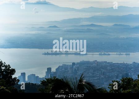 Penang Hills: Das Meisterwerk der Natur in Malaysia, wo üppiges Grün auf atemberaubende Ausblicke trifft und ein ruhiger Zufluchtsort schafft. Stockfoto