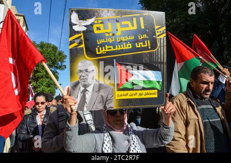 10. Dezember 2023: Tunis, Tunesien. 10. Dezember 2023. Im Zentrum von Tunis findet eine Kundgebung statt, in der die Freilassung politischer Gefangener sowohl in Tunesien als auch in Palästina gefordert wird. Die Teilnehmer schwenkten die palästinensische und die tunesische Flagge während des Protestes, der von der Koalition der Nationalen Heilsfront organisiert wurde (Credit Image: © Hasan mrad/IMAGESLIVE via ZUMA Press Wire) NUR REDAKTIONELLE VERWENDUNG! Nicht für kommerzielle ZWECKE! Stockfoto