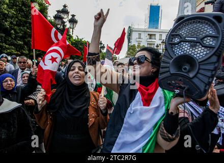 10. Dezember 2023: Tunis, Tunesien. 10. Dezember 2023. Im Zentrum von Tunis findet eine Kundgebung statt, in der die Freilassung politischer Gefangener sowohl in Tunesien als auch in Palästina gefordert wird. Die Teilnehmer schwenkten die palästinensische und die tunesische Flagge während des Protestes, der von der Koalition der Nationalen Heilsfront organisiert wurde (Credit Image: © Hasan mrad/IMAGESLIVE via ZUMA Press Wire) NUR REDAKTIONELLE VERWENDUNG! Nicht für kommerzielle ZWECKE! Stockfoto