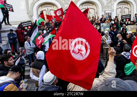 10. Dezember 2023: Tunis, Tunesien. 10. Dezember 2023. Im Zentrum von Tunis findet eine Kundgebung statt, in der die Freilassung politischer Gefangener sowohl in Tunesien als auch in Palästina gefordert wird. Die Teilnehmer schwenkten die palästinensische und die tunesische Flagge während des Protestes, der von der Koalition der Nationalen Heilsfront organisiert wurde (Credit Image: © Hasan mrad/IMAGESLIVE via ZUMA Press Wire) NUR REDAKTIONELLE VERWENDUNG! Nicht für kommerzielle ZWECKE! Stockfoto