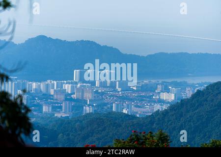 Penang Hills: Das Meisterwerk der Natur in Malaysia, wo üppiges Grün auf atemberaubende Ausblicke trifft und ein ruhiger Zufluchtsort schafft. Stockfoto