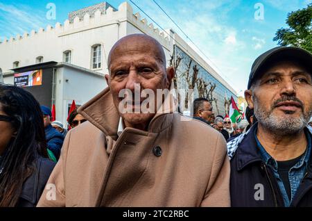 Tunis, Tunesien. 10. Dezember 2023: Ahmed Najib Chebbi, Chef der Koalition der Nationalen Heilsfront, während einer Kundgebung in Tunis, die die Freilassung politischer Gefangener in Tunesien und Palästina forderte. Die Teilnehmer schwenkten die palästinensische und die tunesische Flagge während des Protestes, der von der Koalition der Nationalen Heilsfront organisiert wurde (Credit Image: © Hasan mrad/IMAGESLIVE via ZUMA Press Wire) NUR REDAKTIONELLE VERWENDUNG! Nicht für kommerzielle ZWECKE! Quelle: ZUMA Press, Inc./Alamy Live News Stockfoto