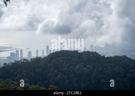Penang Hills: Das Meisterwerk der Natur in Malaysia, wo üppiges Grün auf atemberaubende Ausblicke trifft und ein ruhiger Zufluchtsort schafft. Stockfoto