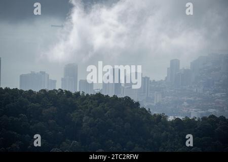 Penang Hills: Das Meisterwerk der Natur in Malaysia, wo üppiges Grün auf atemberaubende Ausblicke trifft und ein ruhiger Zufluchtsort schafft. Stockfoto