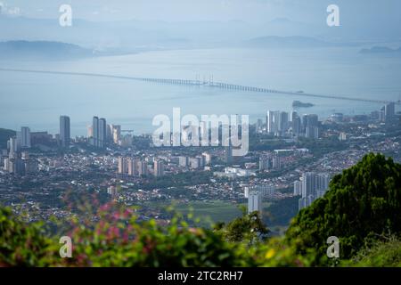 Penang Hills: Das Meisterwerk der Natur in Malaysia, wo üppiges Grün auf atemberaubende Ausblicke trifft und ein ruhiger Zufluchtsort schafft. Stockfoto