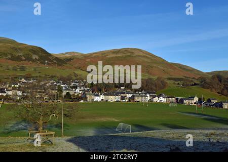 Die Howgills mit Crook rechts und hoch über Sedbergh an einem frostigen, sonnigen, blauen Himmel Tag im Dezember Cumbria Stockfoto