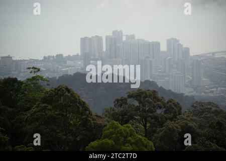 Penang Hills: Das Meisterwerk der Natur in Malaysia, wo üppiges Grün auf atemberaubende Ausblicke trifft und ein ruhiger Zufluchtsort schafft. Stockfoto