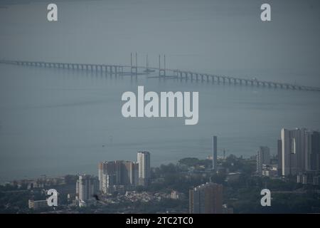 Penang Hills: Das Meisterwerk der Natur in Malaysia, wo üppiges Grün auf atemberaubende Ausblicke trifft und ein ruhiger Zufluchtsort schafft. Stockfoto