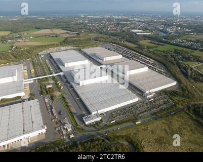 Ansicht der Drohne aus der Luft auf ein großes Vertriebszentrum, ein Produktlager und einen Versand. Stockfoto