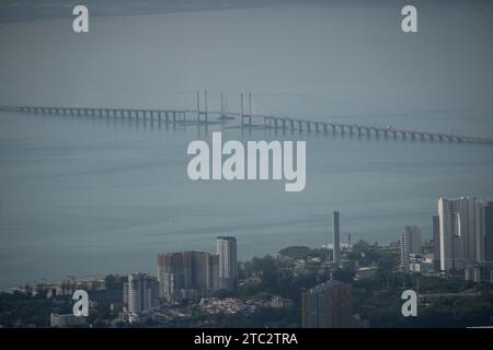 Penang Hills: Das Meisterwerk der Natur in Malaysia, wo üppiges Grün auf atemberaubende Ausblicke trifft und ein ruhiger Zufluchtsort schafft. Stockfoto