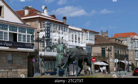 Denkmal für Alfonso IX. Von dem Bildhauer Juan de Oliveira Viéitez, Baiona, Galicien, Nordwesten Spaniens, Europa Stockfoto