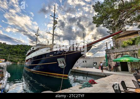 Die Luxus-Yacht-Minicruiser MY Casablanca in Kroatien (Barbara-Kreuzfahrt), schönes kleines klassisches Kreuzfahrtschiff, Adria, dalmatinische Kreuzfahrten, Kroatien Stockfoto